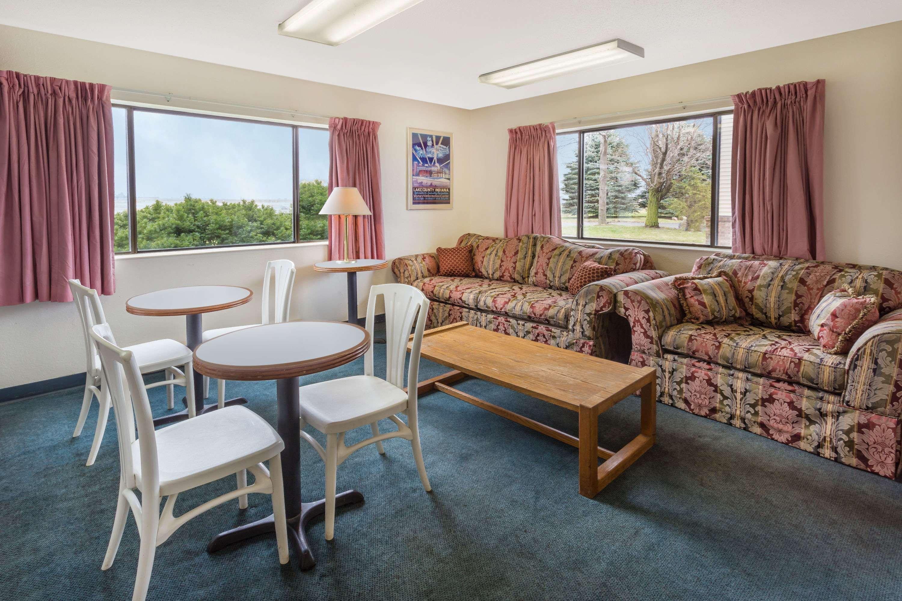 Super 8 By Wyndham Hebron Lowell Area Zewnętrze zdjęcie