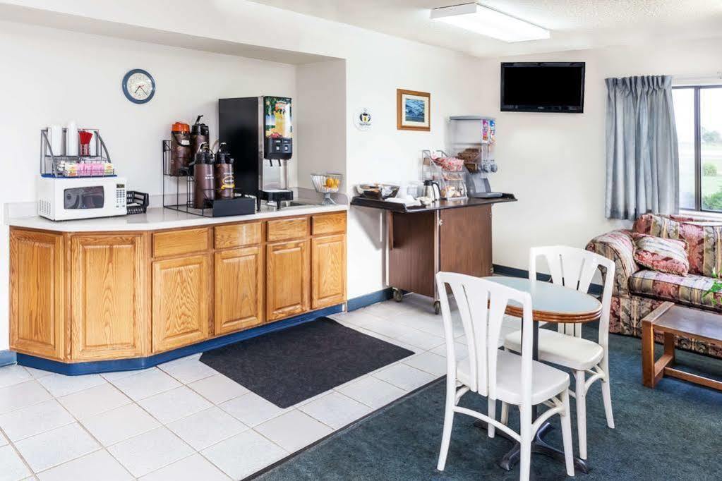 Super 8 By Wyndham Hebron Lowell Area Zewnętrze zdjęcie