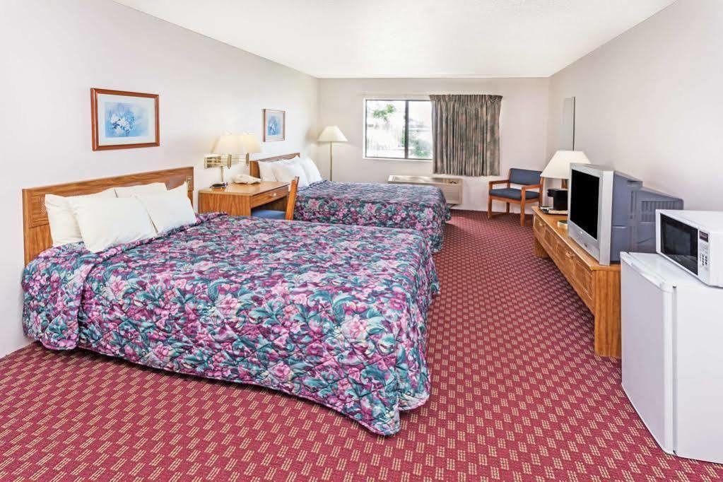Super 8 By Wyndham Hebron Lowell Area Zewnętrze zdjęcie
